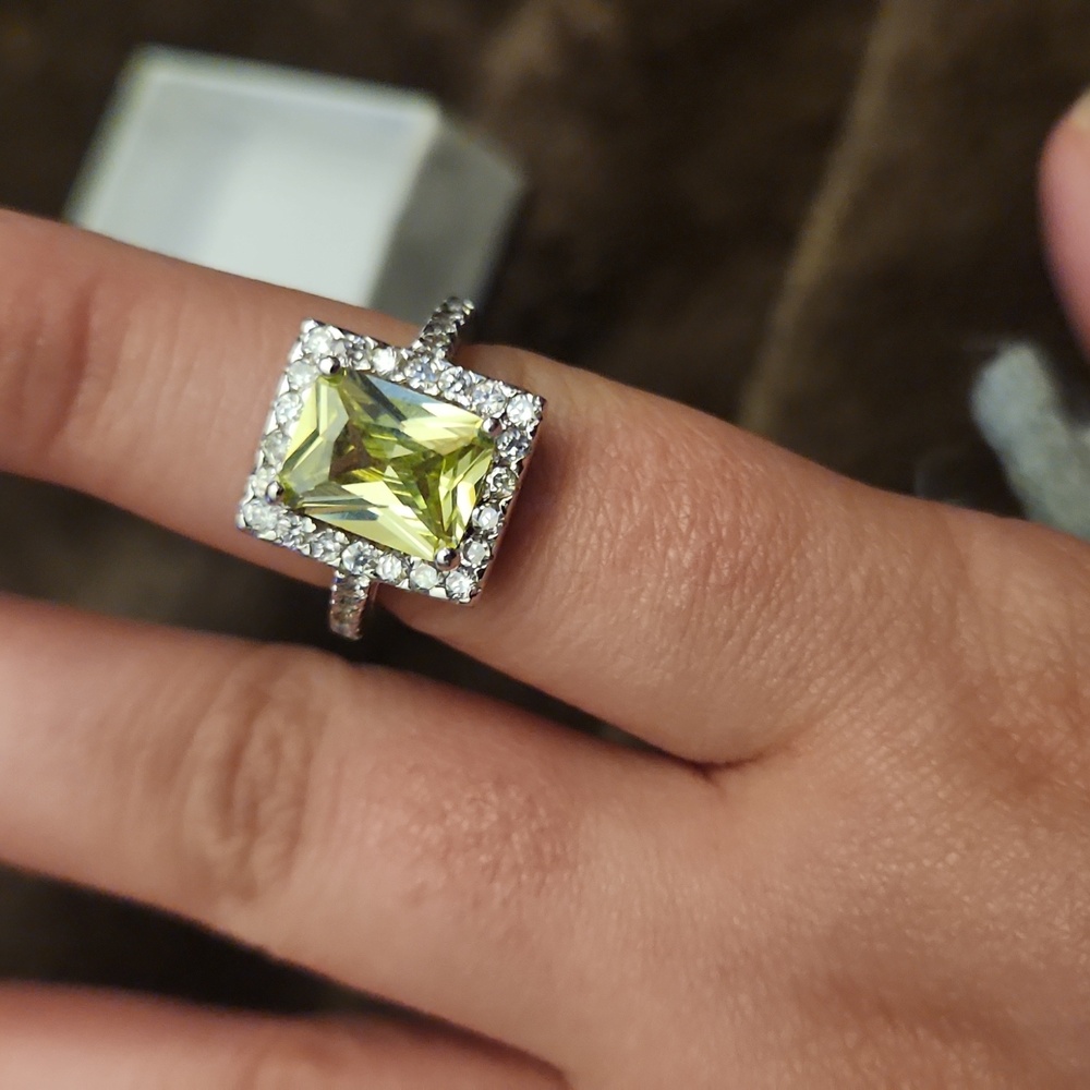Canary yellow cushion cut diamond - Picture 12 of 12